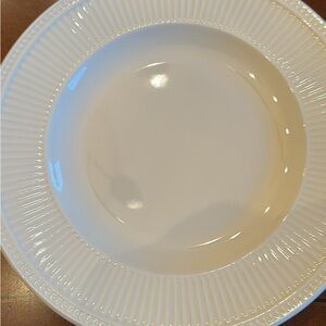 Elegant cream 8.5 inch salad Plate Wedgewood Windsor like new